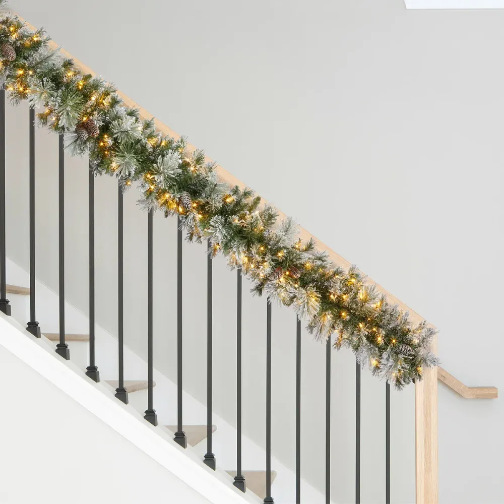 Guirlande de Noël artificielle pré-éclairée à paillettes floquées de 2,7 m CHAP Aubaines
