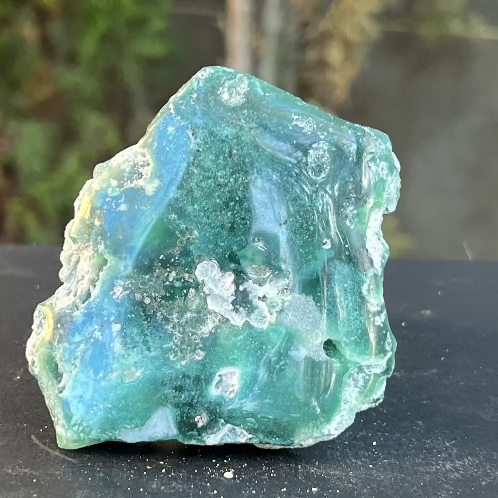 Chrysoprase polie sur une face m28