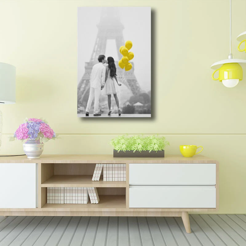 Impressions sur toile de Couple avec ballon, décoration murale contemporaine jaune pour grande pièce Clearhalo