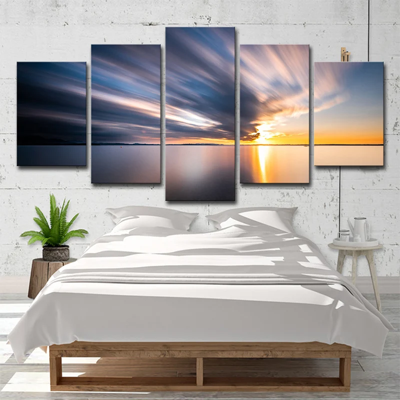 Instantané d’art mural moderniste d’un nuage sur une mer tranquille en bleu pour la salle à manger Clearhalo