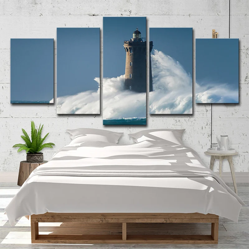 Toile murale multi-pièces en forme de phare contemporain frappé par d'énormes vagues en bleu Clearhalo