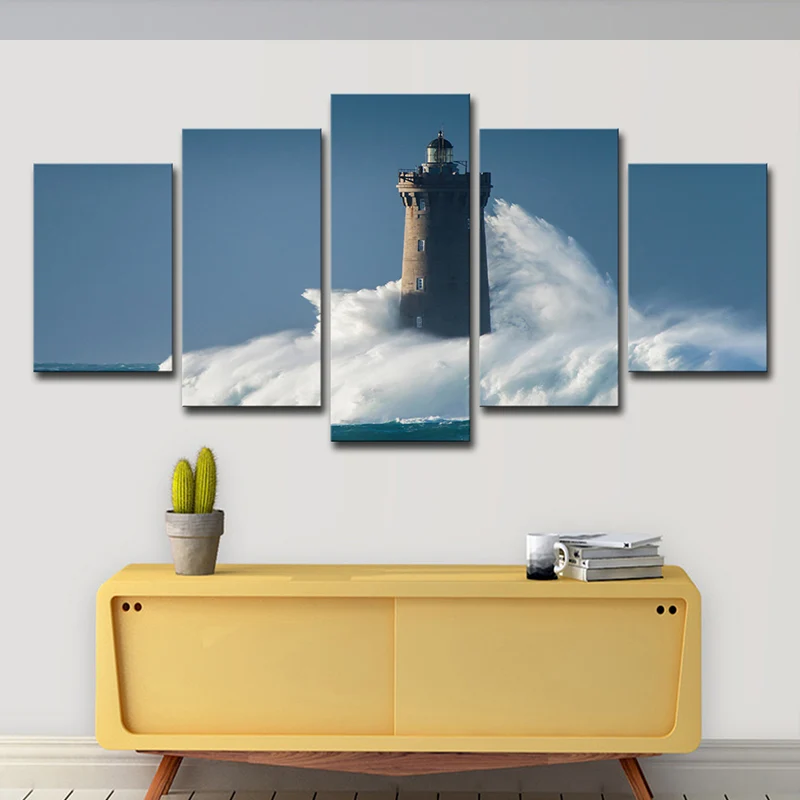Toile murale multi-pièces en forme de phare contemporain frappé par d'énormes vagues en bleu Clearhalo