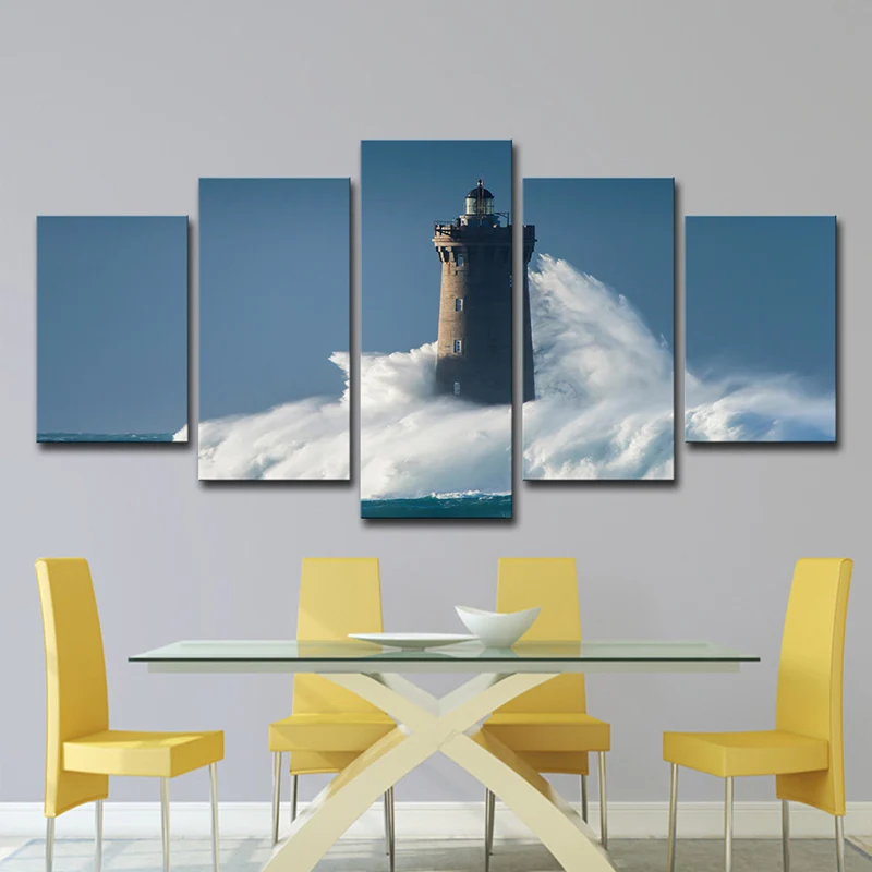 Toile murale multi-pièces en forme de phare contemporain frappé par d'énormes vagues en bleu Clearhalo