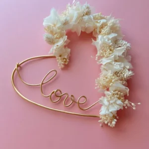 Coeur doré "love" et fleurs séchées blanches modèle Ava