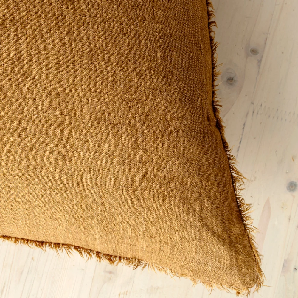 Coussin lina en lin doré 24’’ x 24’’ indaba