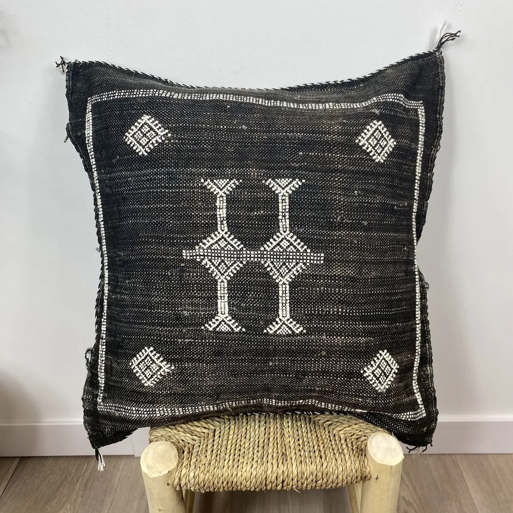 Coussin en soie cactus noir 50x50 | Coussins Sabra