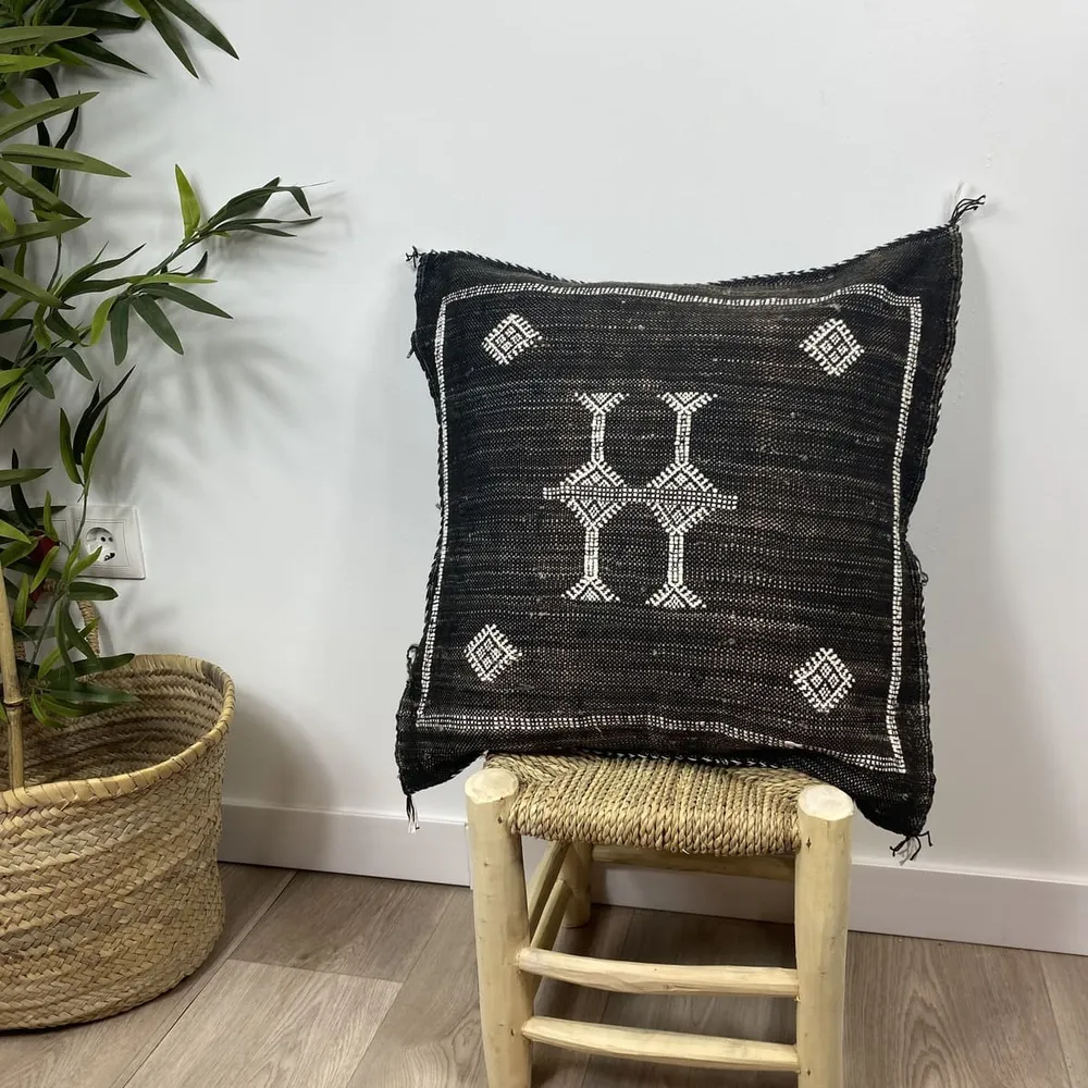 Coussin en soie cactus noir 50x50 | Coussins Sabra
