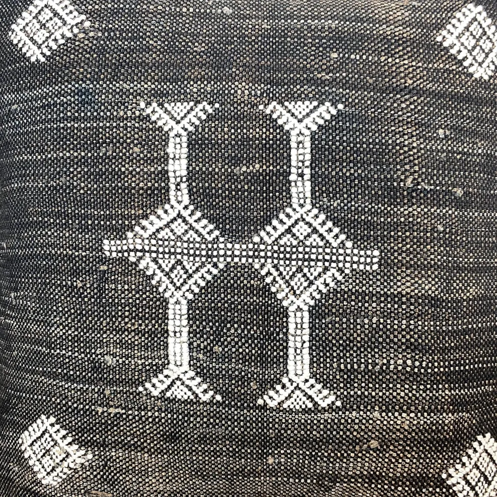 Coussin en soie cactus noir 50x50 | Coussins Sabra