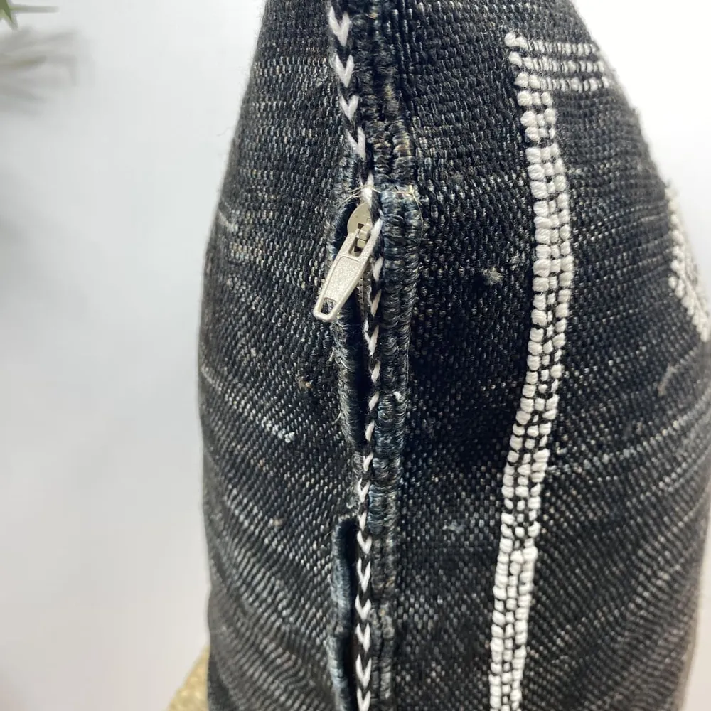 Coussin en soie cactus noir 50x50 | Coussins Sabra