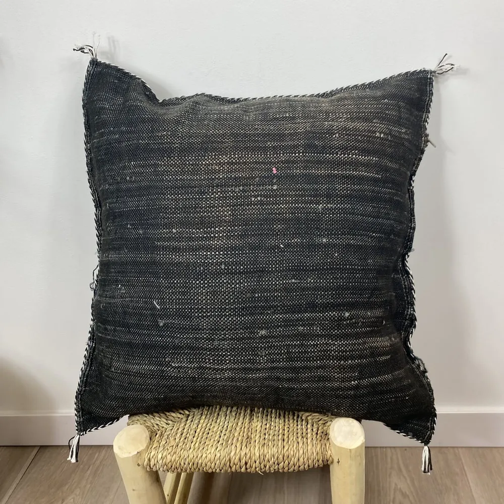 Coussin en soie cactus noir 50x50 | Coussins Sabra