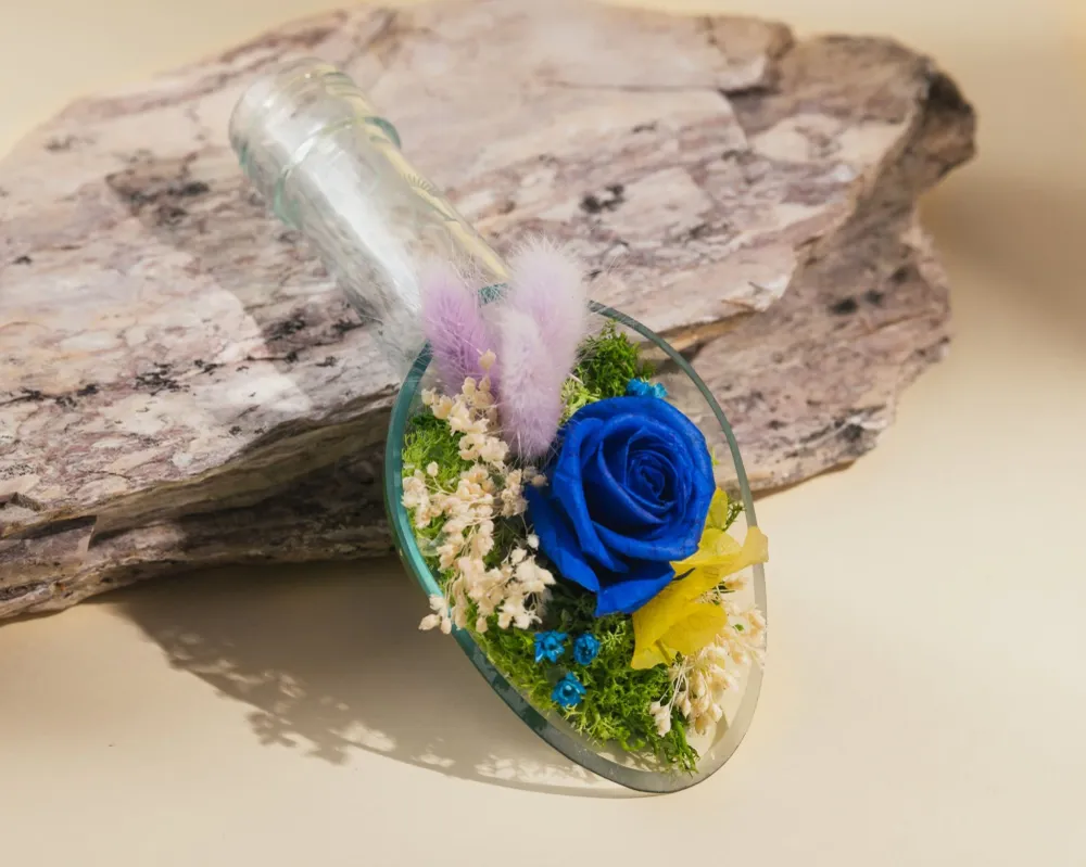 Cuillère florale avec rose stabilisée