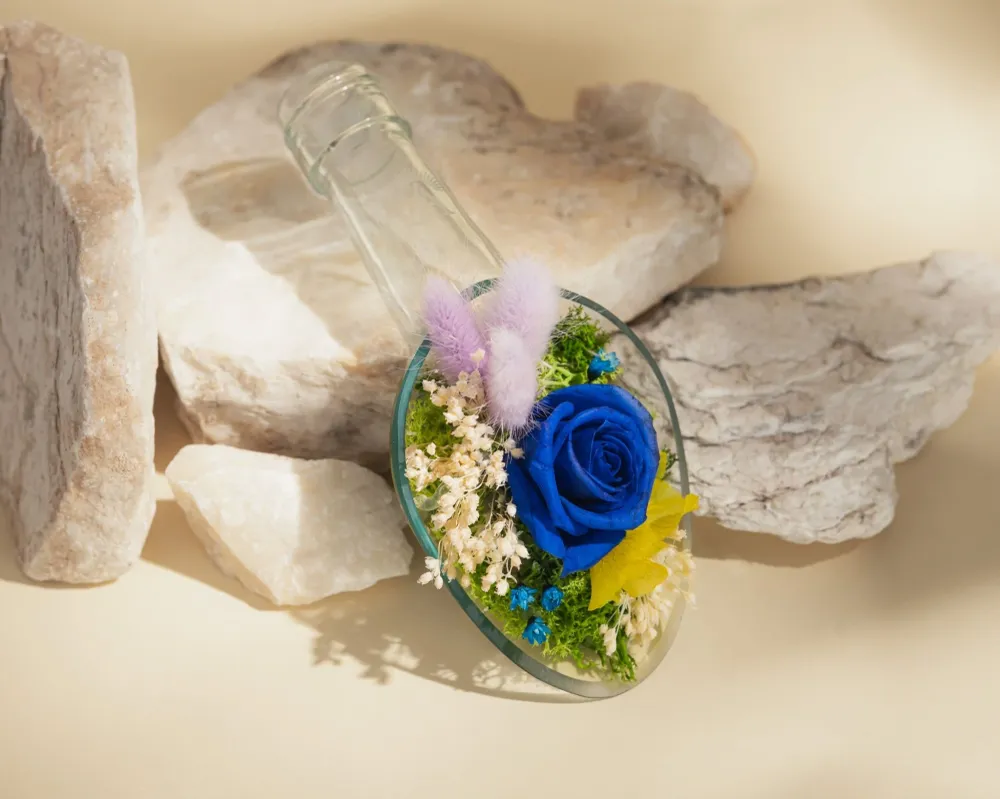 Cuillère florale avec rose stabilisée