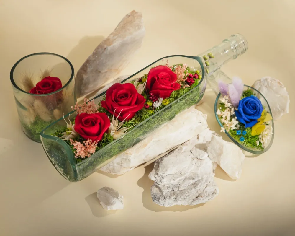 Cuillère florale avec rose stabilisée