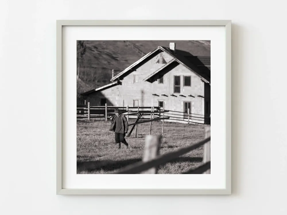 Agriculteur roumain portant une pelle | Édition limitée à 10 Dan Kosmayer Photography