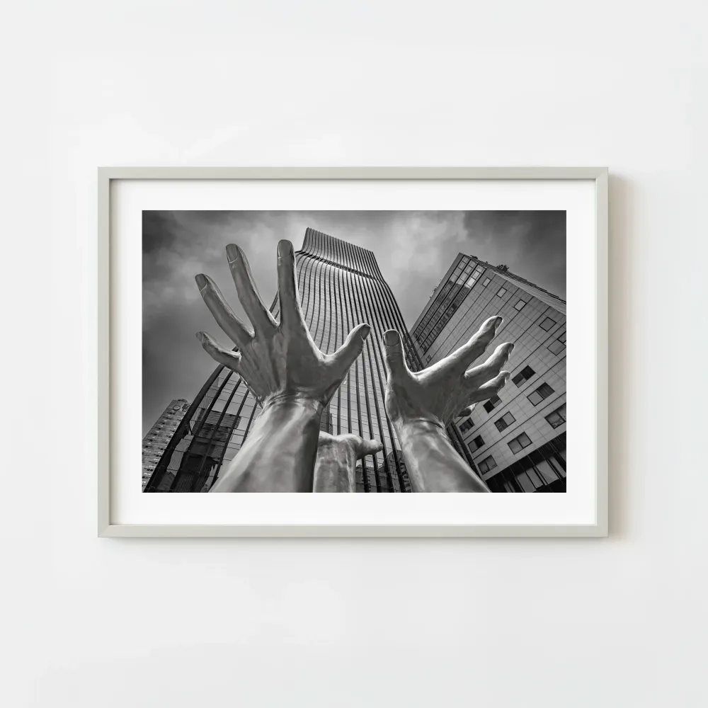 Corée du Sud Séoul Seocho Sculpture géante atteignant les mains Architecture moderne Monochrome | Édition limitée à 10 Dan...