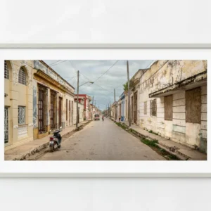 Femme faisant du vélo dans la rue à Cuba | Édition limitée à 10 Dan Kosmayer Photography