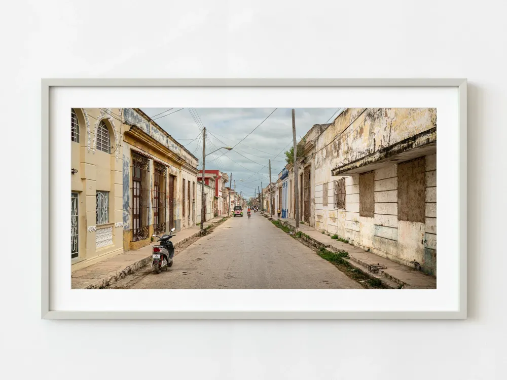 Femme faisant du vélo dans la rue à Cuba | Édition limitée à 10 Dan Kosmayer Photography