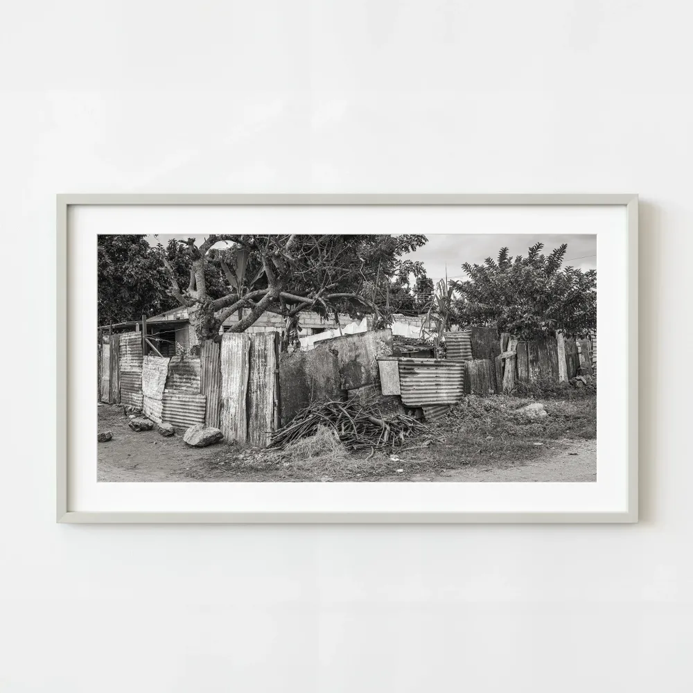 Maison cubaine clôturée par de vieilles tôles rouillées | Édition limitée à 10 Dan Kosmayer Photography