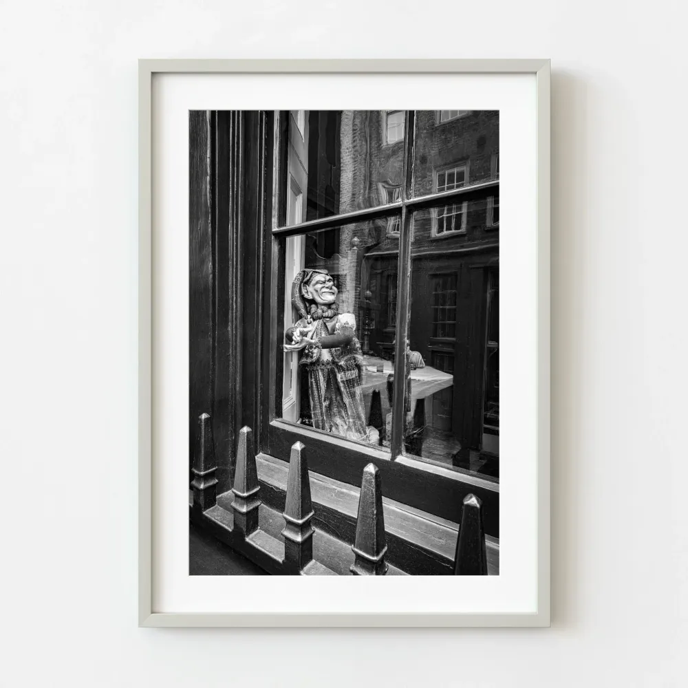 Marionnette fantaisiste souriant dans la fenêtre | Édition limitée à 10 Dan Kosmayer Photography