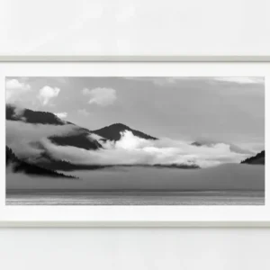Montagnes couvertes de nuages ​​en Colombie-Britannique | Édition limitée à 10 Dan Kosmayer Photography