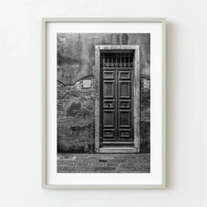 Porte texturée de Venise Italie tard dans la nuit | Édition limitée à 10 Dan Kosmayer Photography
