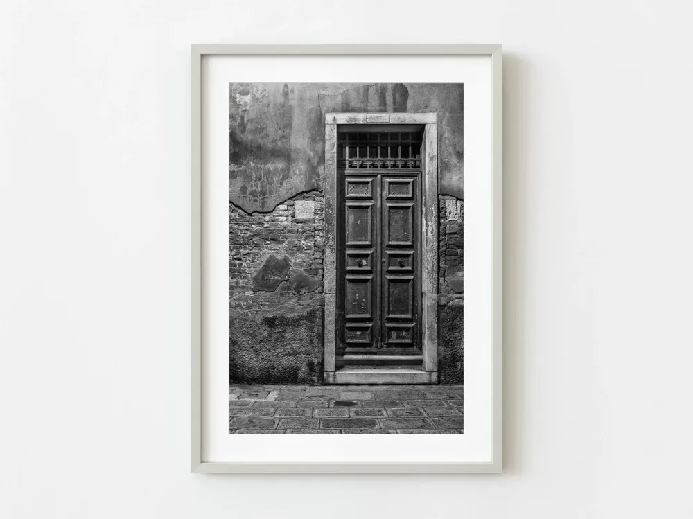 Porte texturée de Venise Italie tard dans la nuit | Édition limitée à 10 Dan Kosmayer Photography