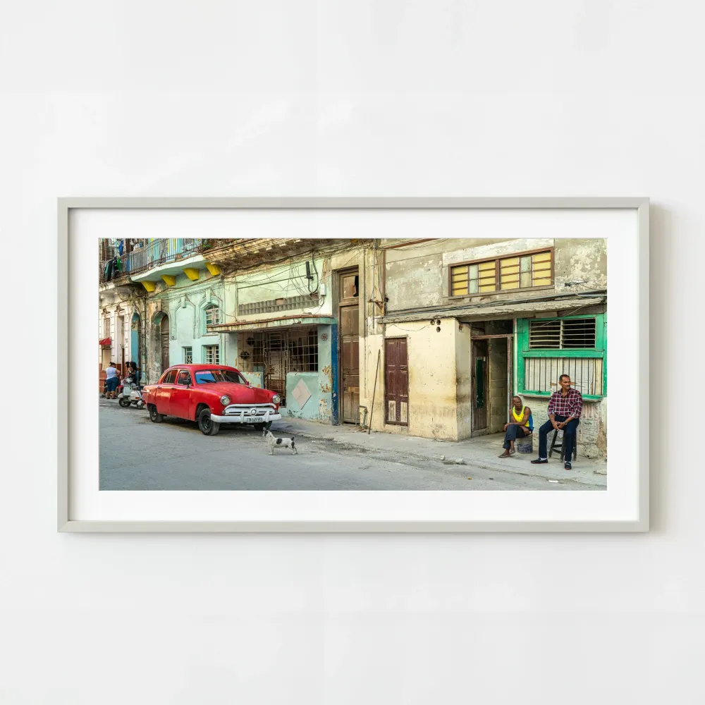 Regardant dans la rue et voiture classique rouge La Havane Cuba | Édition limitée à 10 Dan Kosmayer Photography