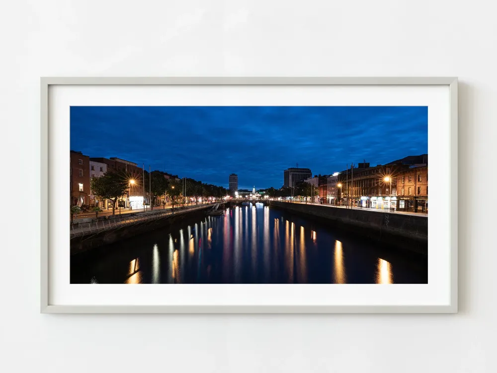 Réflexion de la ville de Dublin sur la rivière Liffey | Édition limitée à 10 Dan Kosmayer Photography