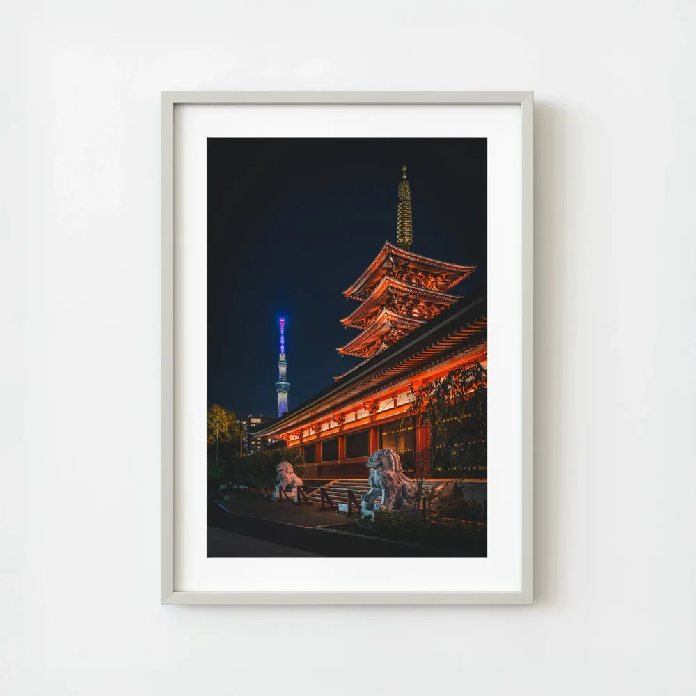 Scène nocturne du temple de Tokyo et de Skytree avec une architecture illuminée | Édition limitée à 10 Dan Kosmayer Photog...