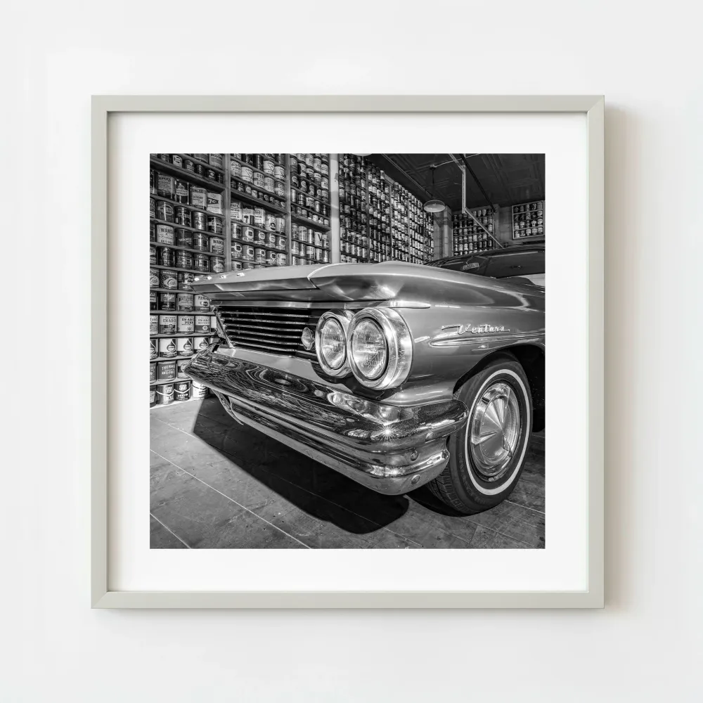États-Unis Route 66 Vintage Pontiac Car Front Detail Monochrome Classic Automotive Wall Art | Édition limitée à 10 Dan Kos...