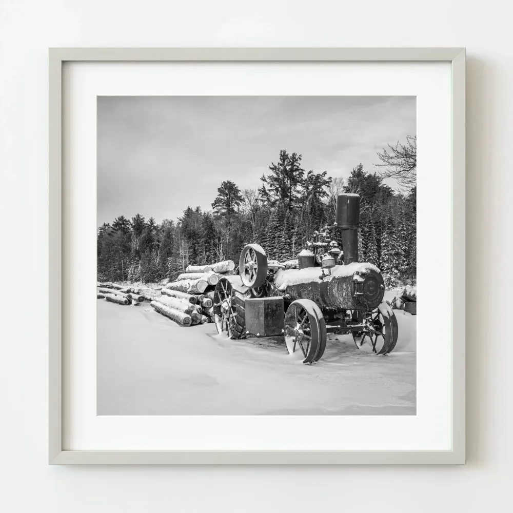 Vieux tracteur forestier dans le mur de neige | Édition limitée à 10 Dan Kosmayer Photography