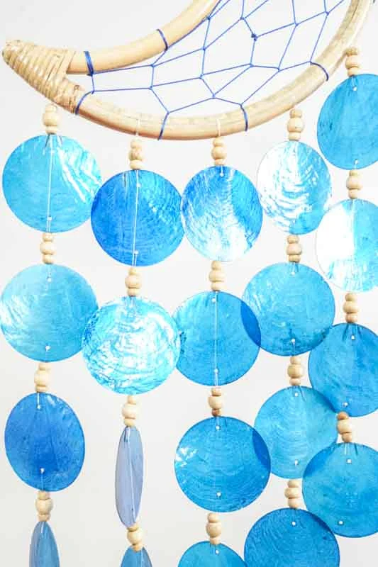 Décoration coquillage suspendue demi-lune bleu foncé 22 cm