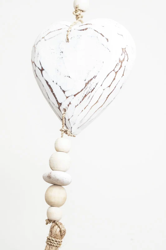 Décoration suspendue en forme de cœur, blanchie à la chaux, courte avec pompon, 50 cm
