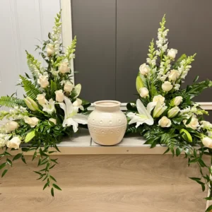 Duo de composition funéraire blanche pour urne De fleur en fille