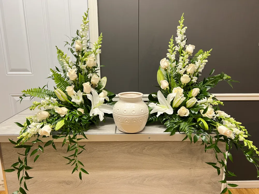 Duo de composition funéraire blanche pour urne De fleur en fille