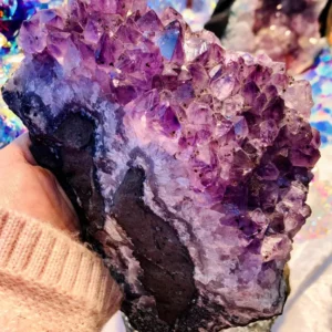 Druse géante d’amethyste inclusion goethite