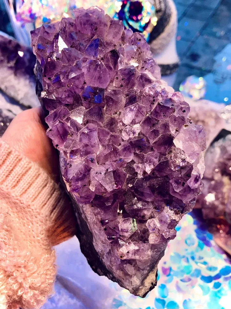 Druse géante d’amethyste inclusion goethite