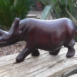 Statuette de rhinocéros sculptée à la main en bois d'ébène massif de Zambie Ethnikdeco