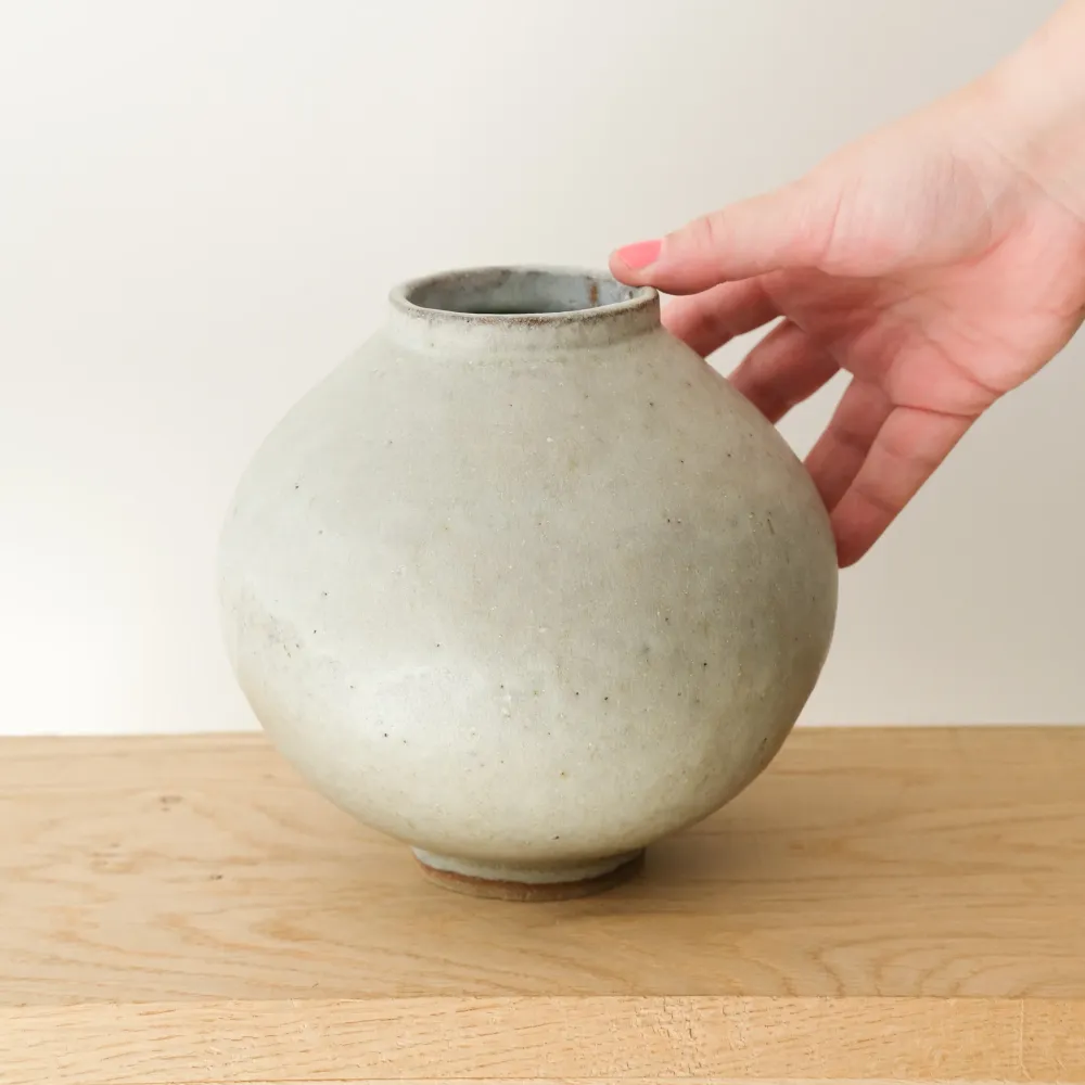 Vase Moon jar en grès H 16,5cm - Gris moucheté mat Eunjung Lee