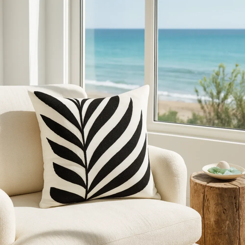 Coussin Décoratif Tunisie – Motif Feuille Noir & Blanc | Fiolla Home