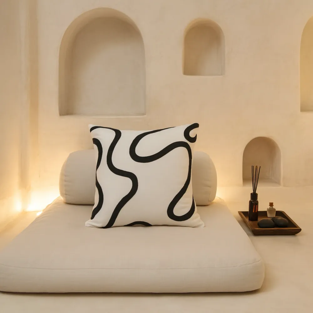 Coussin Moderne Tunisie – Motif Abstrait Noir & Blanc | Fiolla Home