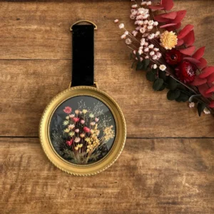 Fleurs séchées sous verre bombé attache en velours noir