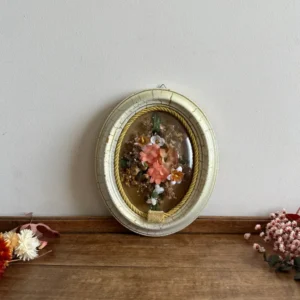 Fleurs séchées en tissu sous verre bombé ovale cadre blanc craquelé