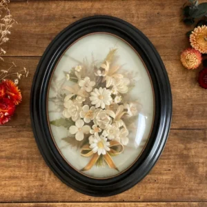 Fleurs en tissu encadrées sous verre bombé