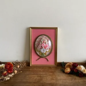 Fleurs en tissu sous verre bombé encadrées fond rose
