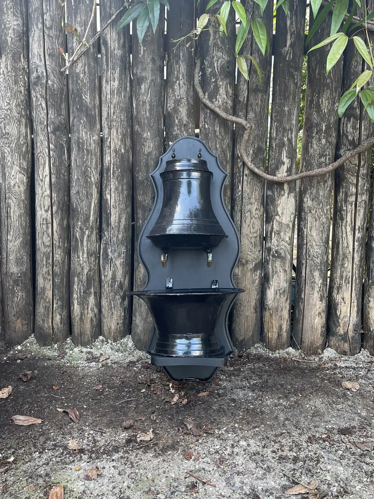 Fontaine en cuivre et support noir J. GOARDERE