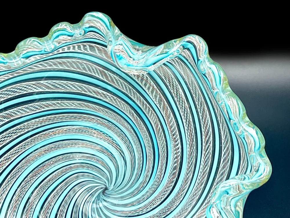 Coupe en verre d'art « Zanfirico » de Fratelli Toso (Murano, Italie), bleu/blanc/cuivre *PIÈCE RARE*