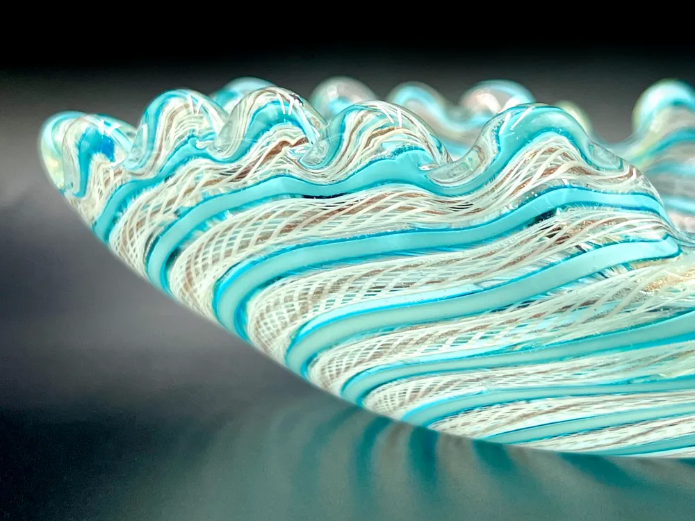 Coupe en verre d'art « Zanfirico » de Fratelli Toso (Murano, Italie), bleu/blanc/cuivre *PIÈCE RARE*