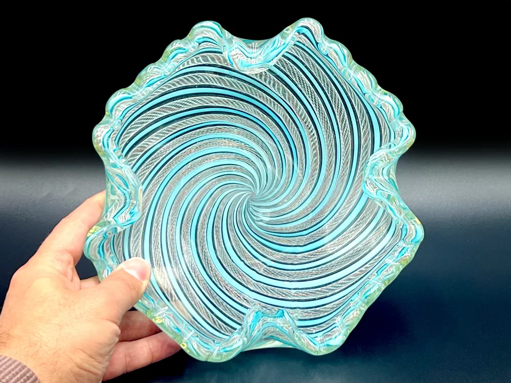 Coupe en verre d'art « Zanfirico » de Fratelli Toso (Murano, Italie), bleu/blanc/cuivre *PIÈCE RARE*