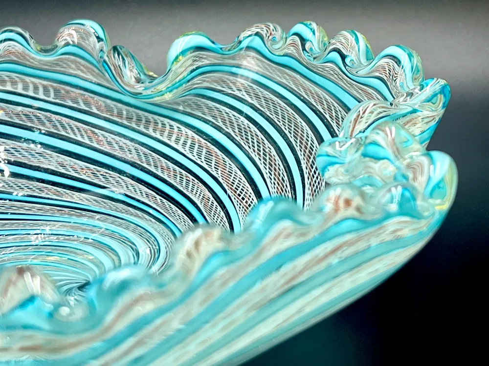 Coupe en verre d'art « Zanfirico » de Fratelli Toso (Murano, Italie), bleu/blanc/cuivre *PIÈCE RARE*
